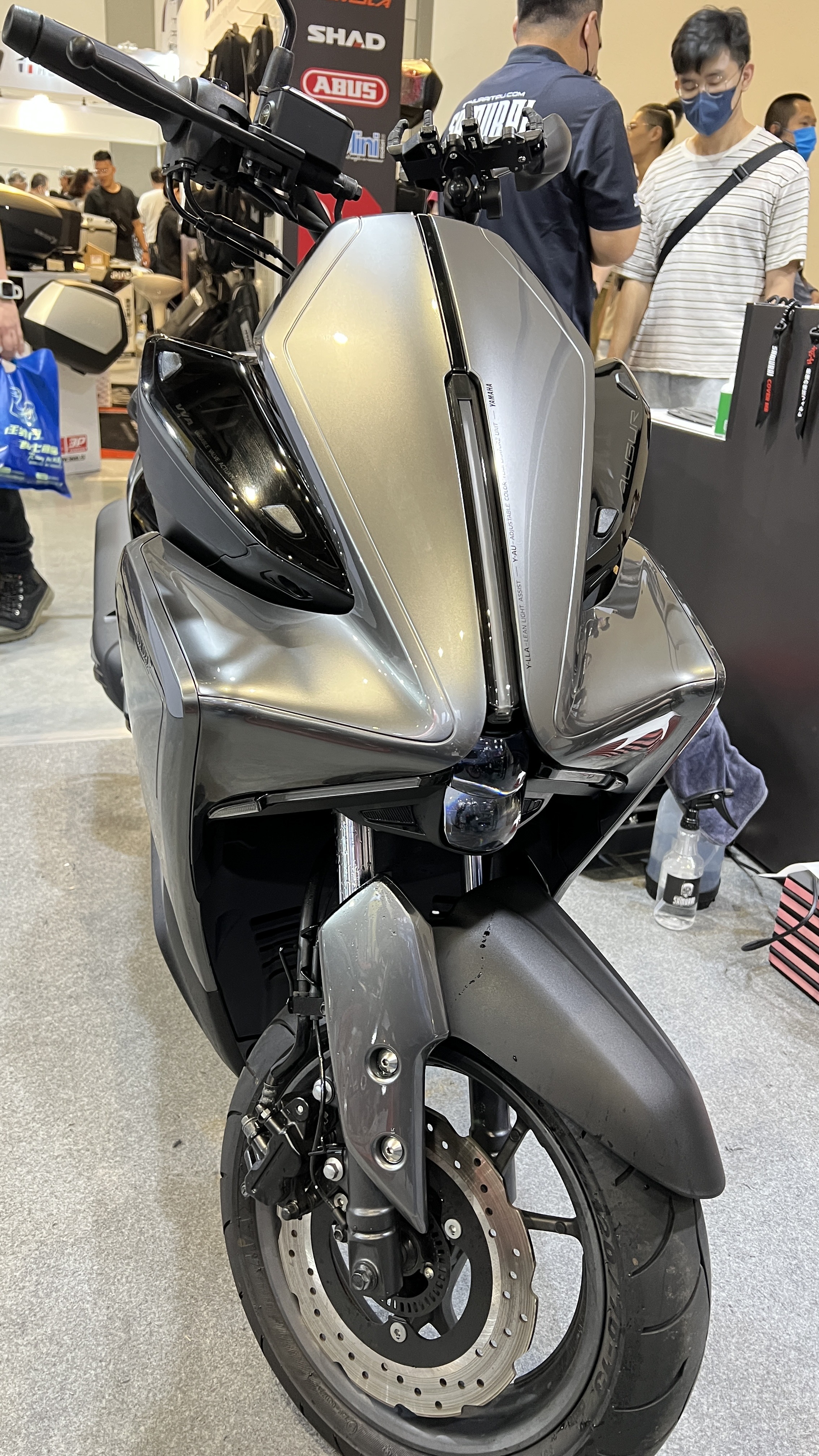 灰色機車車頭展示亮面與消光保護膜視覺差異